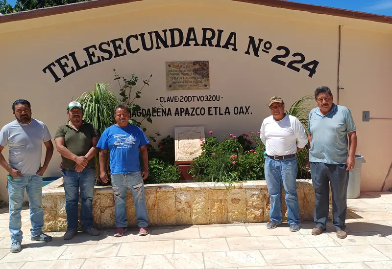 Los integrantes de la Organización de artesanos, escultores y canteros de Magdalena Apasco se van turnando para asistir a formar a nuevos canteros.