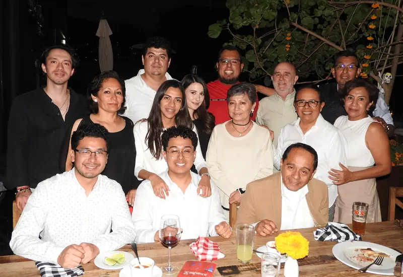 Emilio Martínez (sentado al centro) celebró su titulación como ingeniero ambiental, en compañía de familiares y amigos.