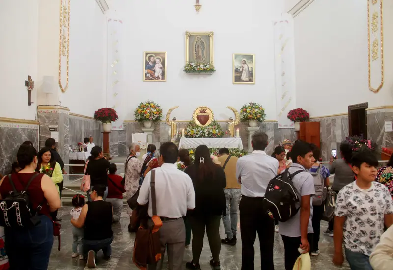 Fieles oaxaqueños visitan la iglesia para celebrar con devoción el día de la Virgen de Guadalupe en la ciudad de Oaxaca.