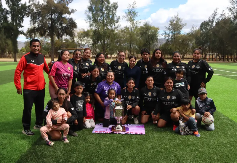 El equipo del Barrio La Soledad luciendo el trofeo de campeón