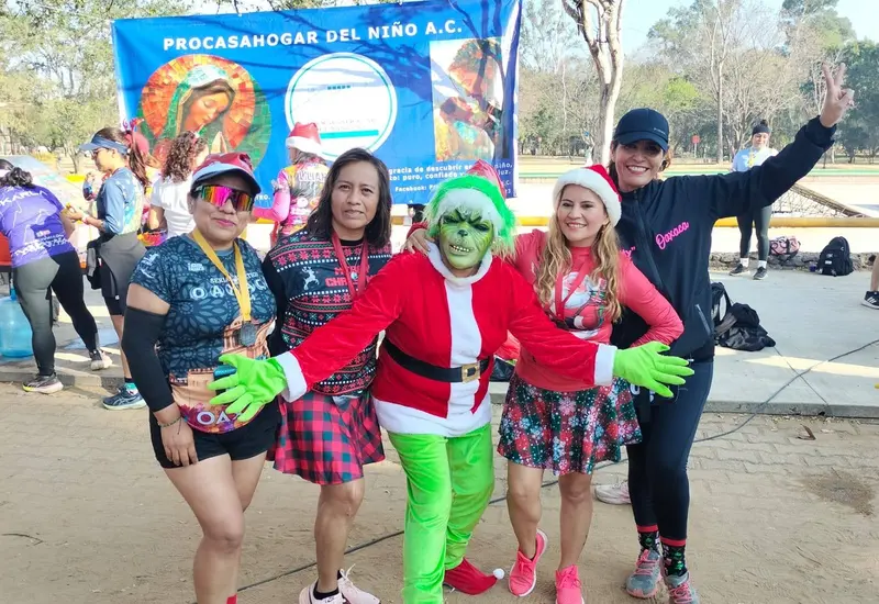 Participantes corren con entusiasmo durante la Carrera Ángeles Navideños, un evento deportivo que se celebró en el parque El Tequio.