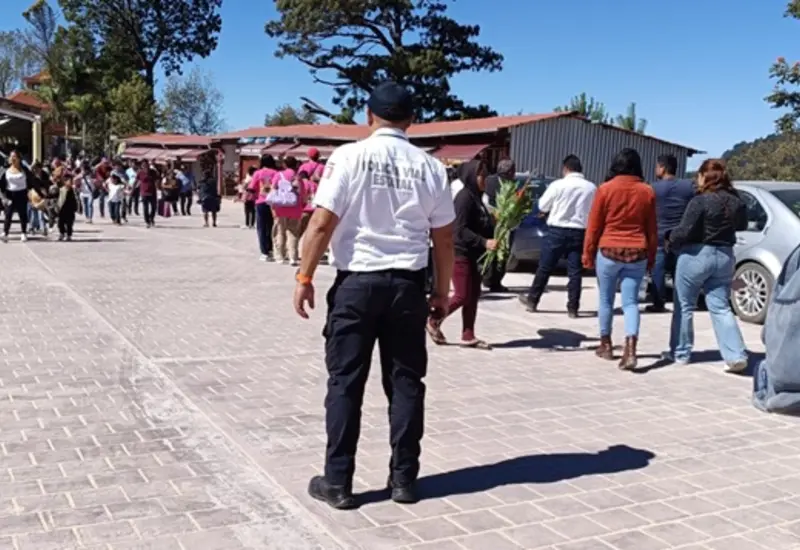 La carretera federal 131, concurrida por una gran afluencia de peregrinos que se dirigen a Juquila, evidenciando la necesidad de reforzar la seguridad vial.