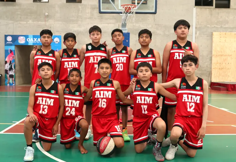 Jugadores de la Academia AIM durante un partido de basquetbol en la Olimpiada, donde compiten por un boleto a la fase Regional.