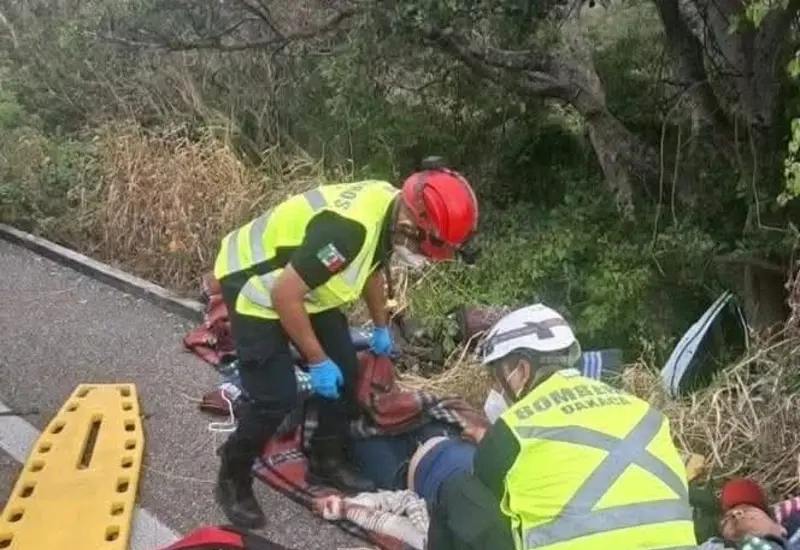 Imagen del fuerte accidente vehicular sufrido por la presidenta del DIF de María Lombardo, mostrando el vehículo afectado tras el percance.