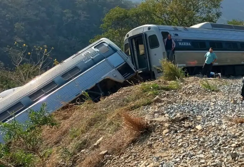 Escena del accidente del Tren Transístmico en Oaxaca, donde personal de la Fiscalía realiza las investigaciones correspondientes tras el descarrilamiento.