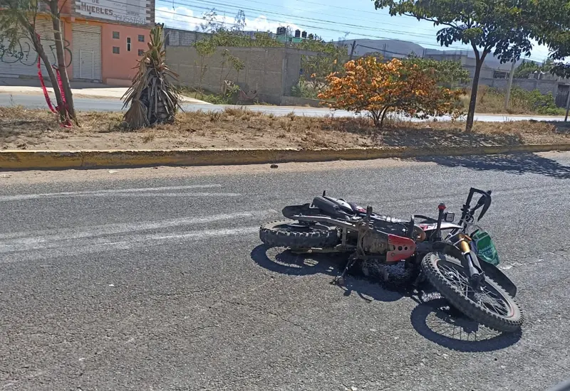 Escena de un accidente de motocicleta en una calle de Oaxaca, ilustrando el preocupante aumento de percances viales que se registran diariamente en la ciudad.