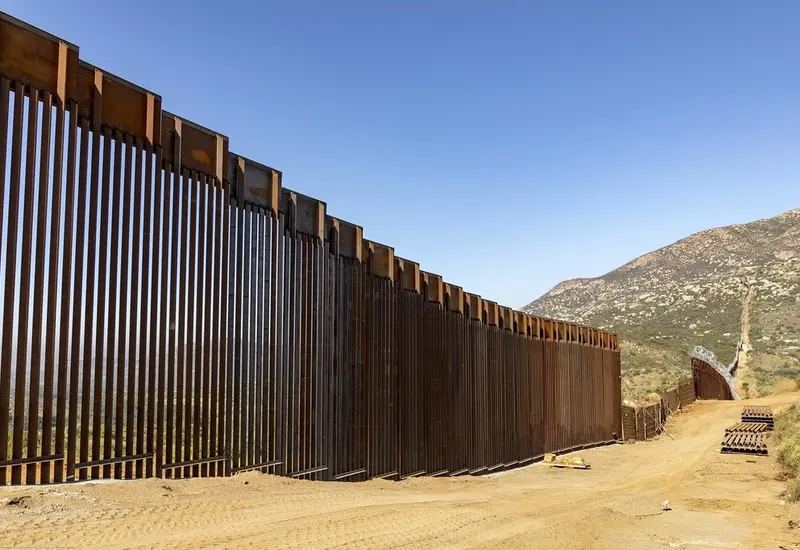 El imponente muro fronterizo donde Estados Unidos refuerza las advertencias a migrantes sobre el grave peligro de caídas, un riesgo que aumenta en Navidad.