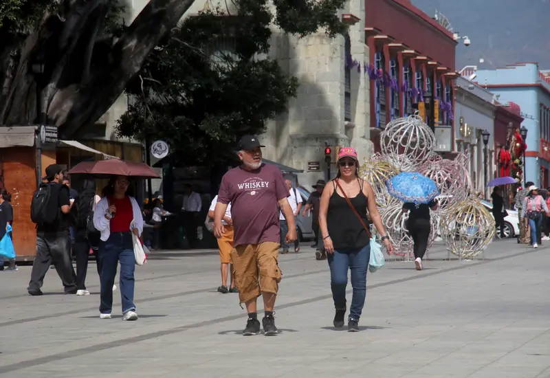 Una gran afluencia de turistas nacionales y extranjeros llega a la ciudad de Oaxaca para disfrutar de la temporada de invierno y las fiestas navideñas.