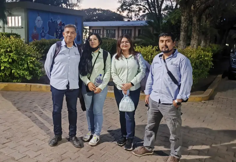 Una persona expresa su agradecimiento al personal de servicio por la atención pronta y eficiente que recibió de su parte.