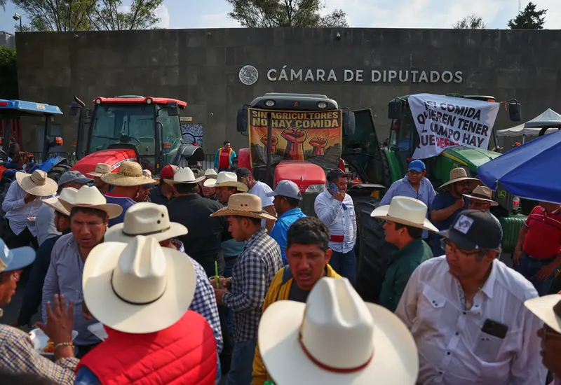 Un grupo de agricultores durante una protesta donde acusan incumplimiento de acuerdos y amenazan con bloquear carreteras en plena temporada navideña.