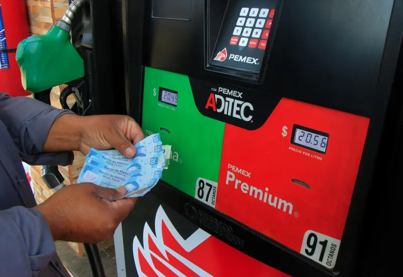 Una bomba de gasolina en una estación de servicio que ilustra el ajuste al impuesto IEPS sobre combustibles anunciado por la Secretaría de Hacienda.