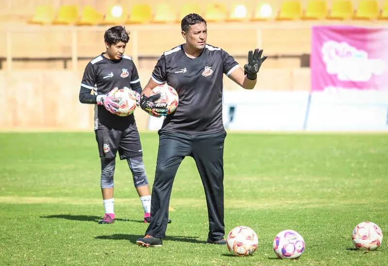 El entrenador Alberto Becerra durante una sesión de entrenamiento con los guardametas del equipo de fútbol Alebrijes, fortaleciendo la portería.