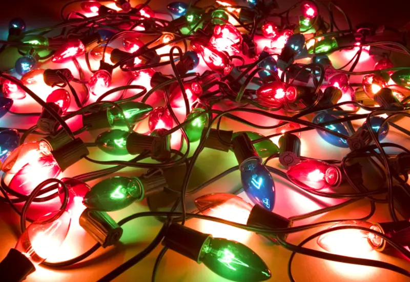 Imagen de advertencia sobre el riesgo de incendios en el hogar por el uso de luces navideñas piratas o de mala calidad durante diciembre.