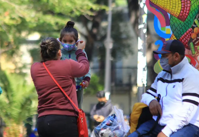 Una persona con síntomas de tos, representando la alerta sanitaria en Oaxaca por más de medio millón de casos de infecciones respiratorias.