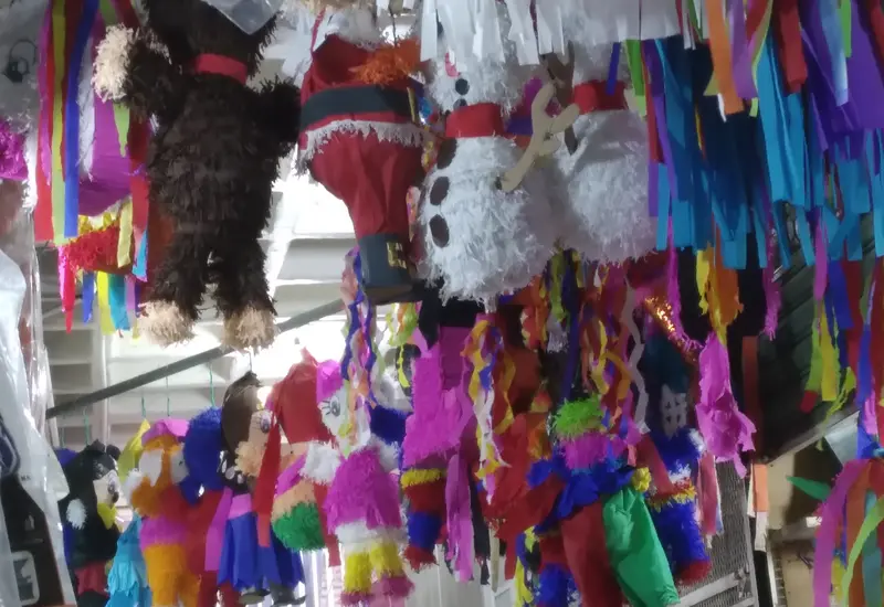 El ambiente navideño impulsa la actividad comercial en las calles y tiendas del primer cuadro de la ciudad de Tehuantepec.