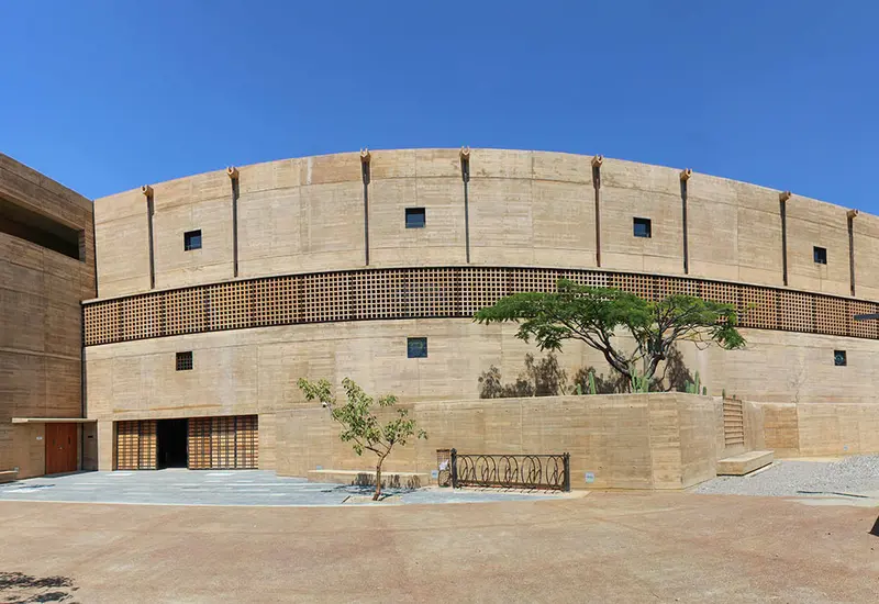 Vista exterior del Archivo General del Estado de Oaxaca, el cual recibió el premio de arquitectura como Edificio del Año 2025.