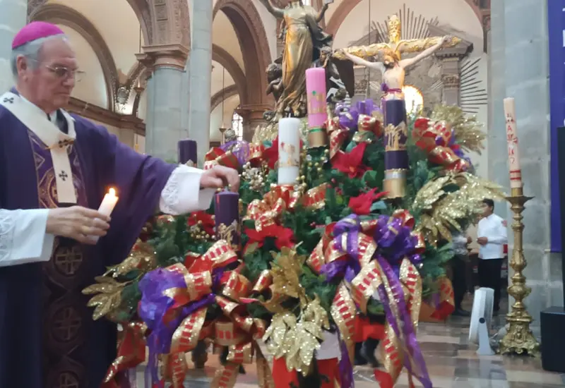 El arzobispo de Antequera-Oaxaca enciende la primera vela de la Corona de Adviento como parte de la preparación para el nacimiento de Cristo.