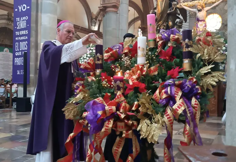El arzobispo, portando su mitra, dirige un mensaje a los fieles para prepararse espiritualmente y buscar la conversión del alma.