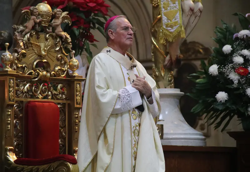 El Arzobispo de Antequera-Oaxaca, Pedro Vázquez Villalobos, en un retrato oficial relacionado a su mensaje sobre la Sagrada Familia.