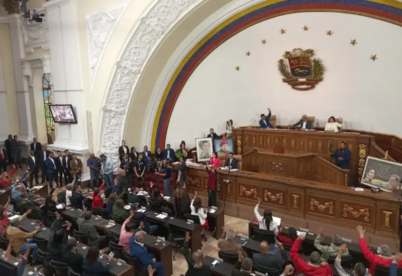 La Asamblea Nacional de Venezuela posterga una investigación sobre ataques de EE.UU., que se basará en un artículo del Washington Post.