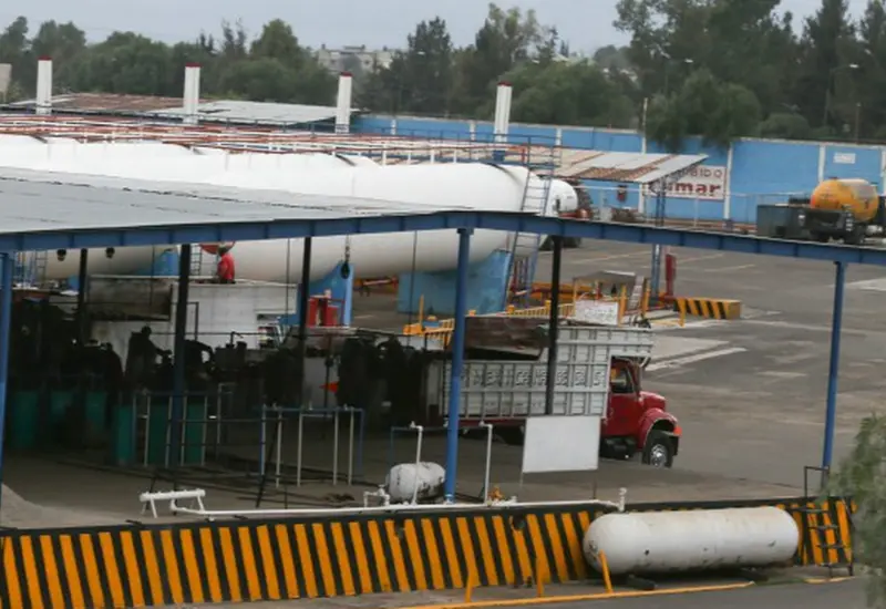 La agencia ASEA realiza una inspección en una estación de combustible para verificar permisos vigentes y atender el rezago en materia ambiental del sector.