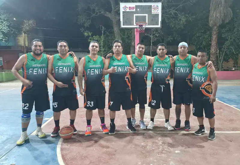 El equipo de Aserradero Fénix celebra con entusiasmo su victoria tras coronarse campeones en la final del torneo local de fútbol.