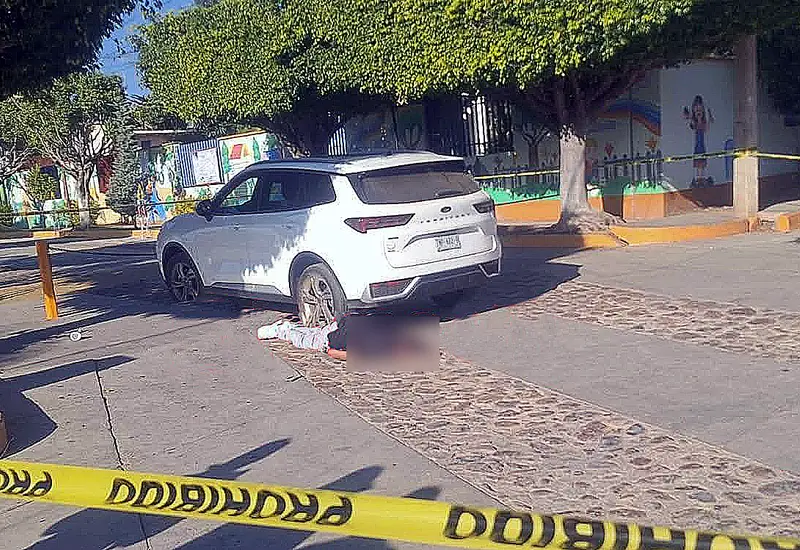 Escena del crimen donde el comerciante Javier M. M. fue asesinado al descender de su camioneta en el centro de San Miguel Ejutla.