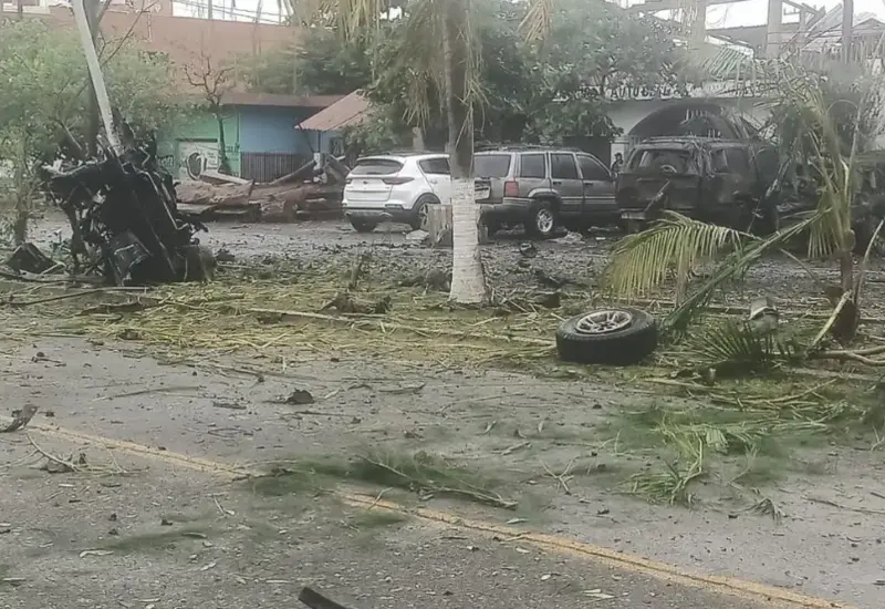 Imagen del cuartel de policía en Coahuayana, una región en disputa, tras el ataque con explosivos que investiga el Gabinete de Seguridad.