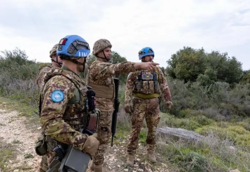 Cascos azules de la FINUL de la ONU colaboran con el ejército libanés para mantener el acuerdo de alto al fuego en la región.