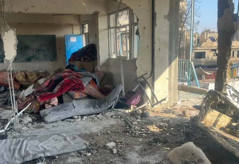 Escena de destrucción en una escuela que servía como refugio en Gaza, tras un ataque israelí que dejó múltiples víctimas.