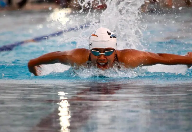 La atleta Sahara de la organización Natakiom posa para una fotografía durante su participación en el proceso de preselección deportiva.