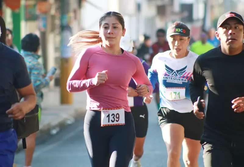 Un grupo de corredores participa con entusiasmo en la carrera atlética del Día de Rábanos, disfrutando del último evento deportivo del año.