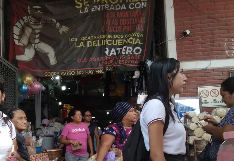 Una patrulla de policía vigila las calles de Tehuantepec ante el aumento de robos a transeúntes y casas por la temporada de aguinaldos.