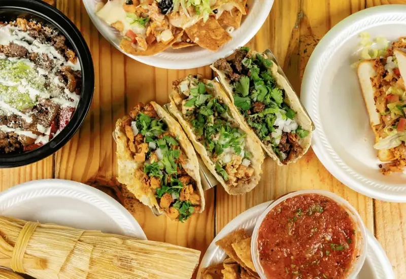 Una taquería o lonchería típica mexicana, ilustrando cómo el aumento de precios en tacos y tortas contribuye a la inflación económica.
