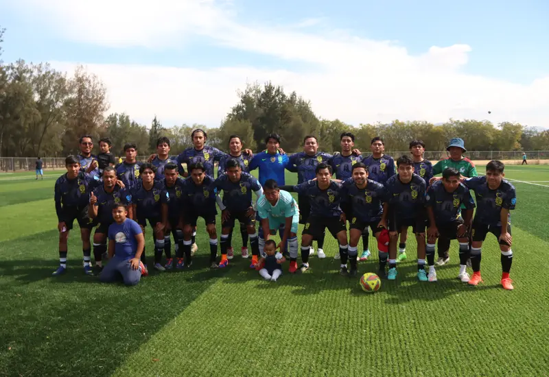 El equipo de fútbol Barrio El Niño celebra su importante victoria, manteniendo así vivas sus esperanzas de clasificar en el torneo local.