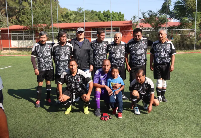 El equipo de fútbol del Barrio de El Niño celebra efusivamente el gol del empate conseguido en la agonía del partido.