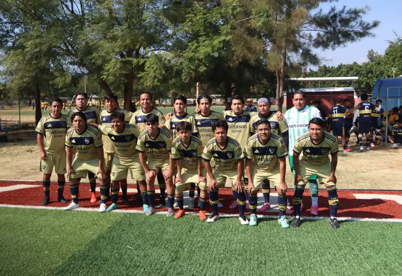 El equipo de fútbol del Barrio San Jacinto celebra en la cancha su pase a la final del torneo, donde enfrentará a San José.