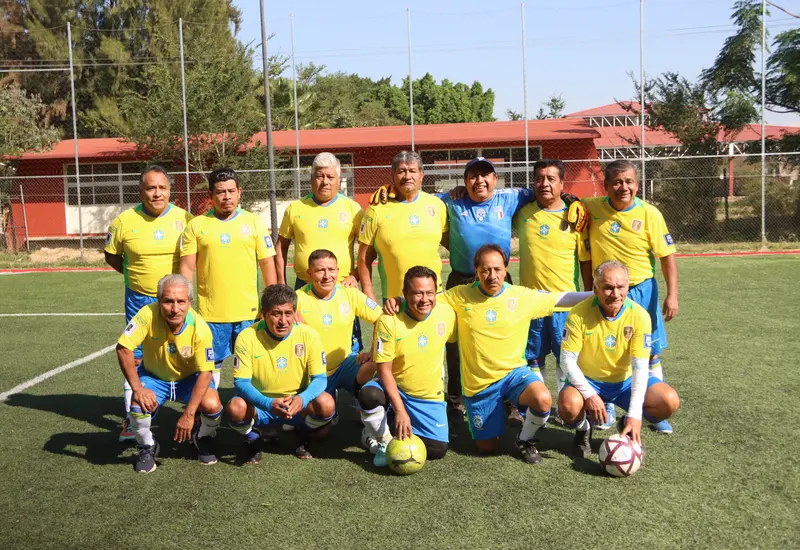 El equipo de fútbol de veteranos del Barrio San José celebra en la cancha su clasificación a las semifinales de la liguilla.