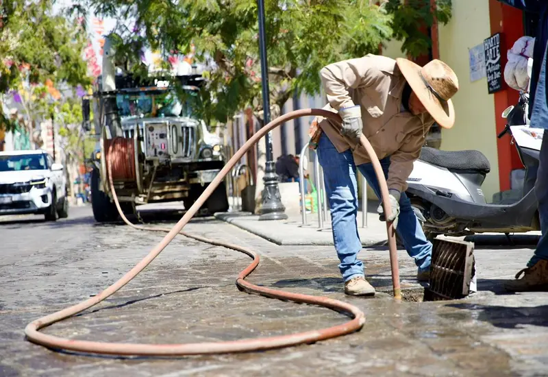 Acumulación de basura y desechos obstruye un drenaje en la calle García Vigil del Centro Histórico, generando una alerta sanitaria por olores fétidos.