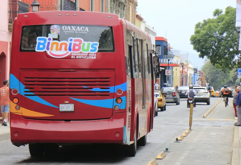 Un autobús del sistema de transporte BinniBus, que ampliará sus rutas para conectar la Costa y el Istmo de Oaxaca con la capital.