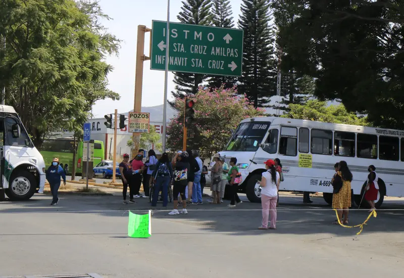 Habitantes de Santa Cruz Amilpas realizan un bloqueo vial como protesta para exigir el suministro de agua y la realización de obras públicas.