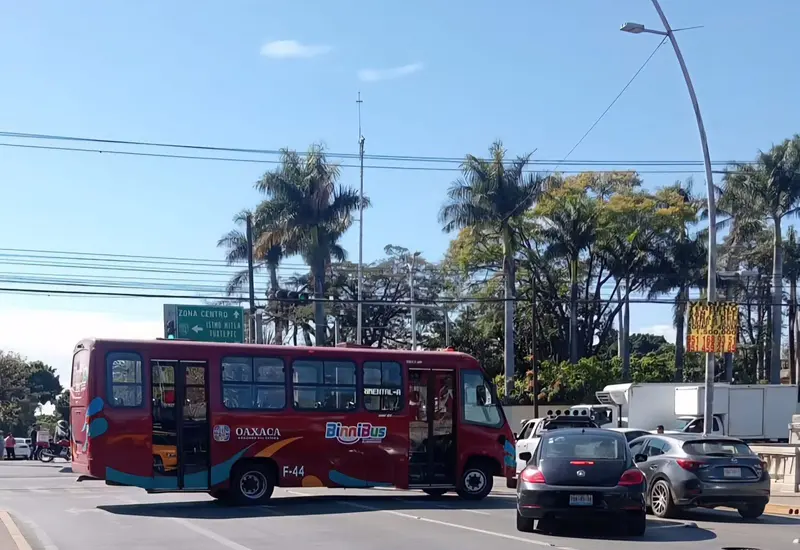 Bloqueos viales por parte de maestros en la capital oaxaqueña, causando congestión vehicular y tensión entre los ciudadanos afectados por la protesta.