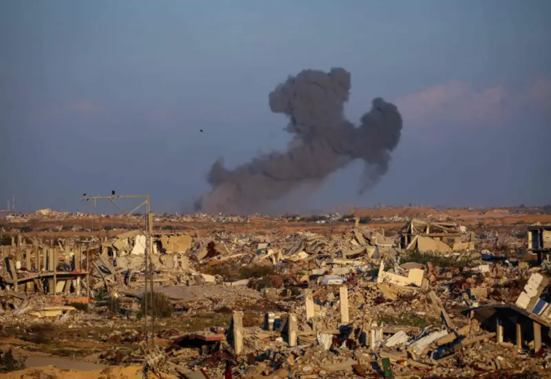 Una densa columna de humo se eleva sobre edificios en Rafah tras el bombardeo de las fuerzas de Israel en la zona.