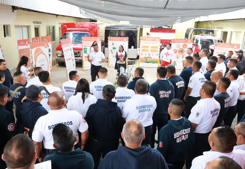 Bomberos de Oaxaca participan activamente en la campaña de salud pública para combatir la propagación del mosquito y prevenir enfermedades en la comunidad.