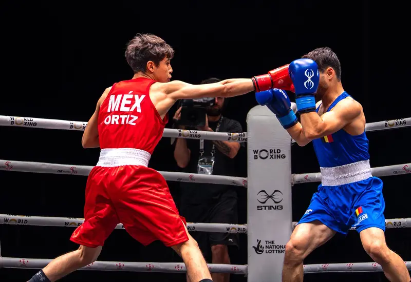 El boxeador Bryan Ortiz posa para una fotografía; es uno de los tres deportistas elegidos mencionados en el artículo.