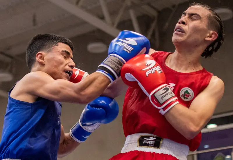 El boxeador profesional conocido como Bryan, concentrado y listo para competir por otro título en su destacada trayectoria en el boxeo.
