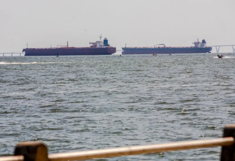 Dos grandes buques petroleros permanecen anclados en el agua cerca de Maracaibo, en el estado Zulia de Venezuela, una importante zona petrolera.