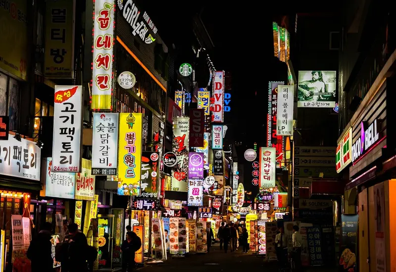 Una vista de las calles modernas y ordenadas de Corea del Sur, un país conocido por su avanzado y exigente sistema educativo.