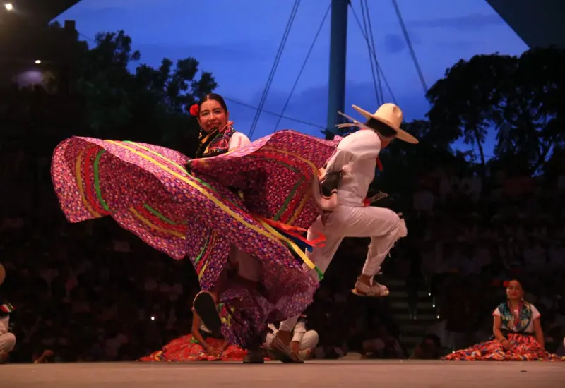 Bailarines ejecutan el Jarabe Mixteco, danza que junto a la Canción Mixteca, reciben el aval como símbolos musicales históricos de Oaxaca.