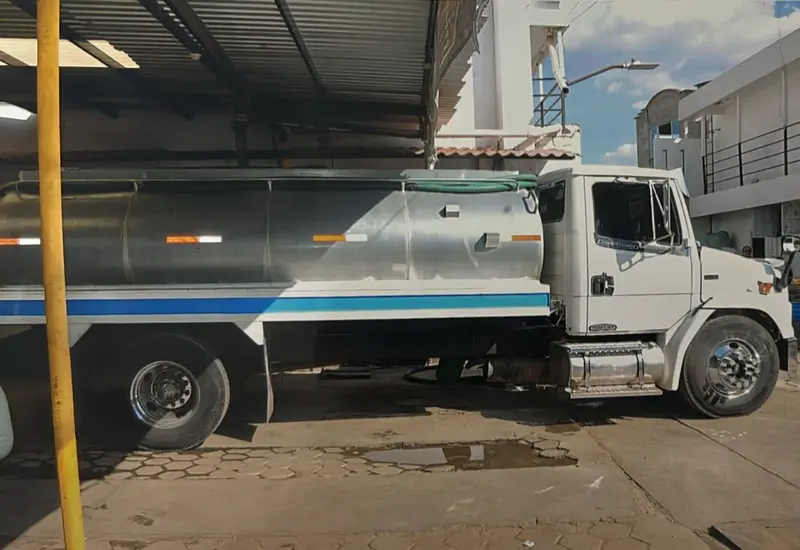 Agentes de la policía ministerial federal durante el cateo a una propiedad por una toma clandestina de agua en Santa Cruz Xoxocotlán.